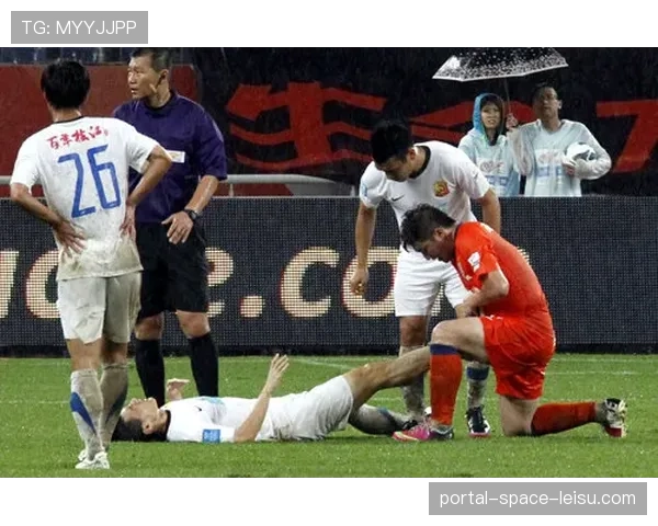 雨战中的温情：西汉姆联小球迷获赠菲利普斯落场球衣