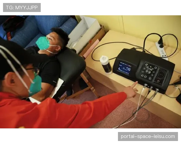 失利方更衣室内，队医正在为首发球员进行高强度跑动后的急速冷疗